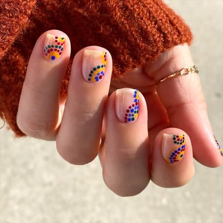 Soniaのインスタグラム：「Minimal dots🌼 I kinda regret not doing these on a terra-cotta base, the pattern and colors remind me of the artesanal clay bowls my mom had all around her kitchen. - ✨Ring: @stoneandstrand Gold Open Link Ring - If you don’t have a dotting tool a toothpick works perfectly💛 #bgnnotoolsseries」