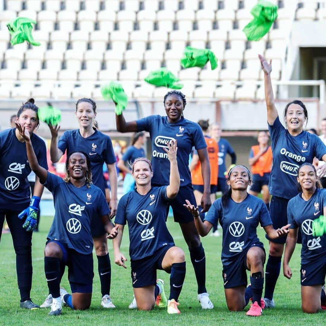 サッカー フランス代表チームさんのインスタグラム写真 - (サッカー フランス代表チームInstagram)「Séance de veille de match en Macédoine du Nord pour les Bleues de Corinne Diacre 💪 Rendez-vous demain 21h pour le match 👊 ! #FiersdetreBleues」9月22日 3時44分 - equipedefrance