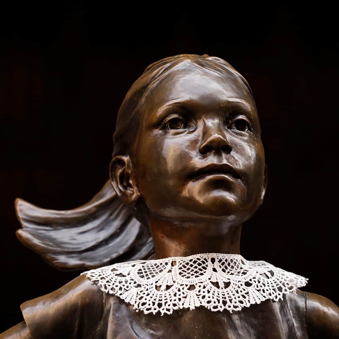 CNNさんのインスタグラム写真 - (CNNInstagram)「A collar was placed on the “Fearless Girl” statue in New York City to honor Supreme Court Justice Ruth Bader Ginsburg, who passed away on Friday. People around the world are paying their respects. Tap the link in our bio to see more photos of the tributes. ⁠ (📸: Reuters/Andrew Kelly)」9月22日 3時55分 - cnn