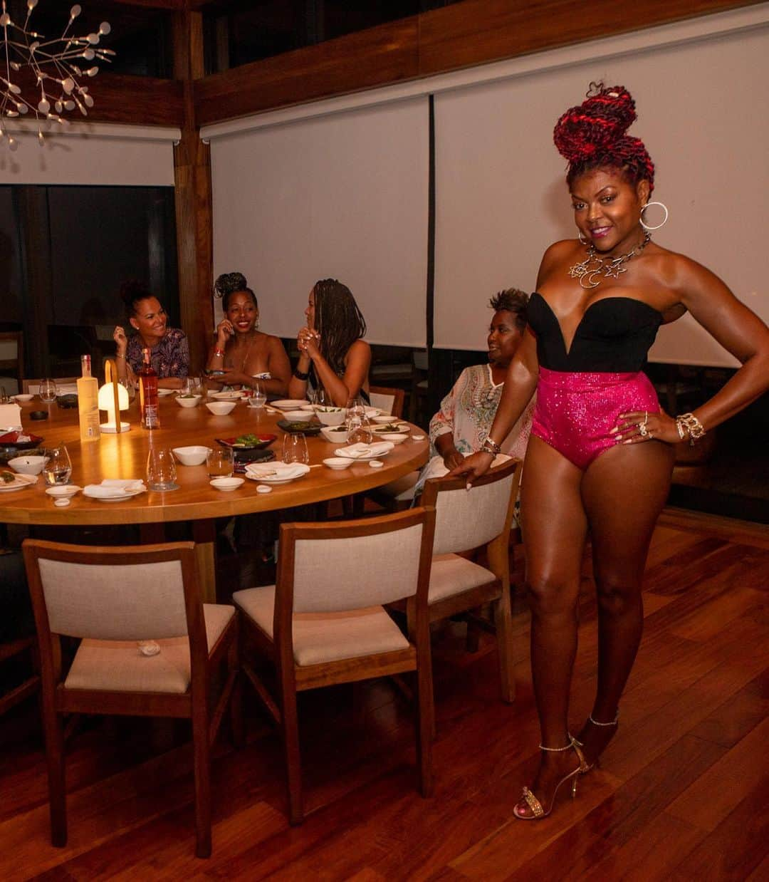 タラジ・P・ヘンソンさんのインスタグラム写真 - (タラジ・P・ヘンソンInstagram)「#BirthdayGirl in @Versace at @nobucabo #BirthdayDinner 🙌🏾🙏🏾💋💋💋 @jasonbolden did that! 👀」9月22日 3時51分 - tarajiphenson