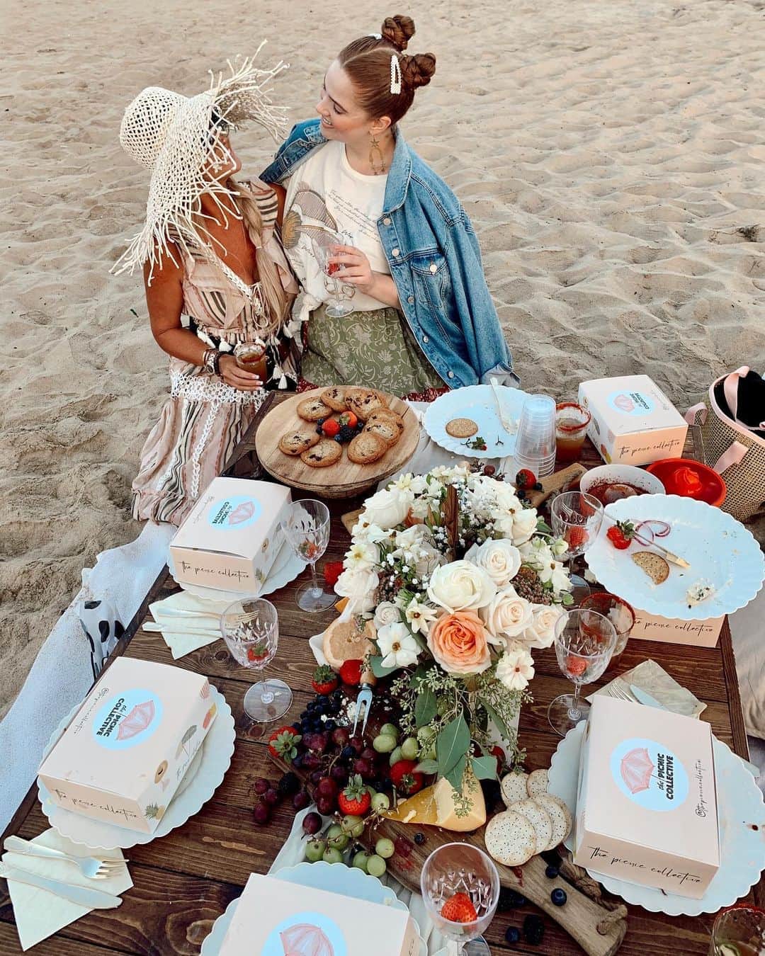ブリー・キッシュのインスタグラム：「yesterday celebrating my mom’s birthday with the perfect picnic on the beach 🍰✨🍓🍾 @diana.benice @thepicnic.collective」
