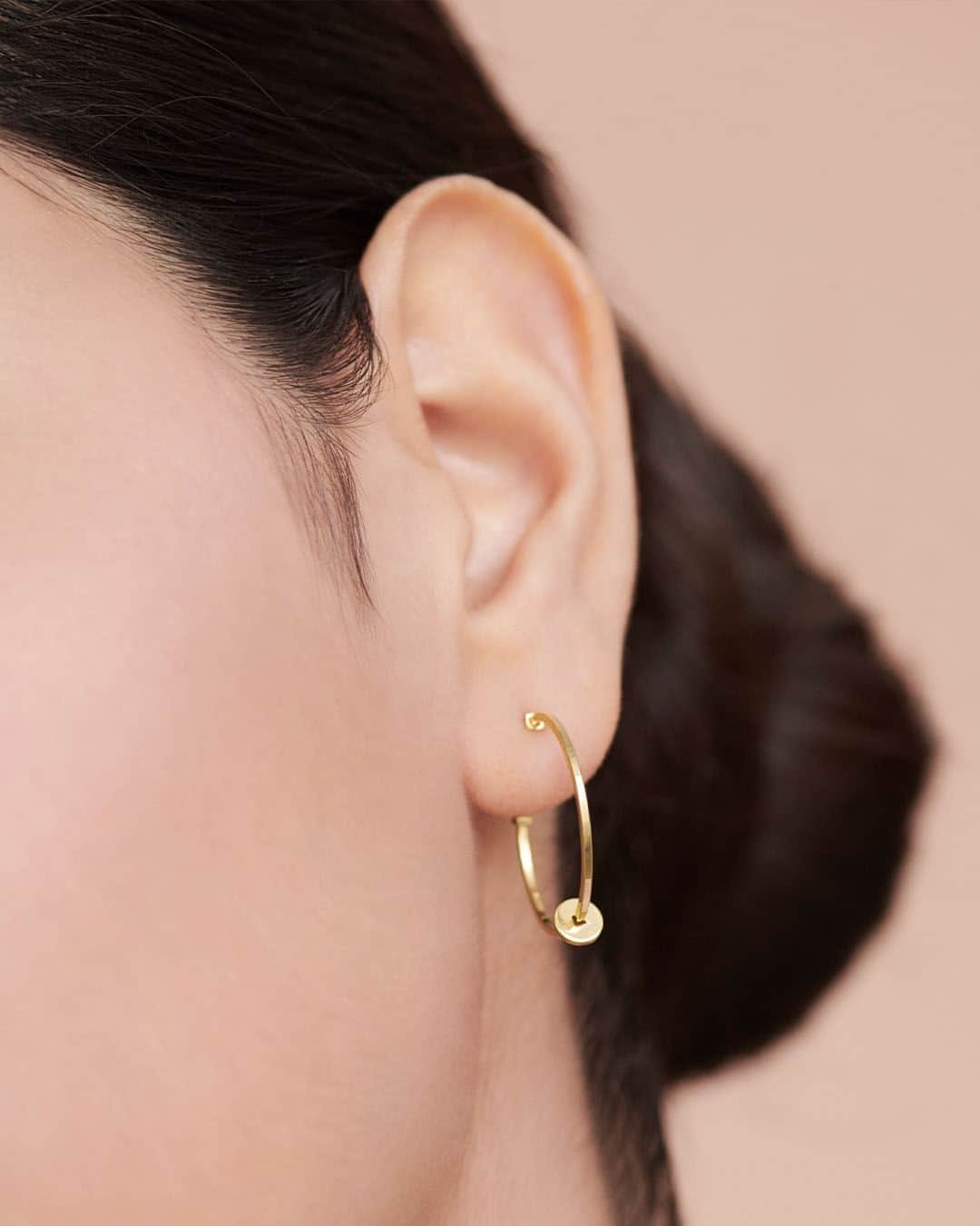 モバードのインスタグラム：「A simple hoop elevated with the design of a dot. #MovadoJewelry」