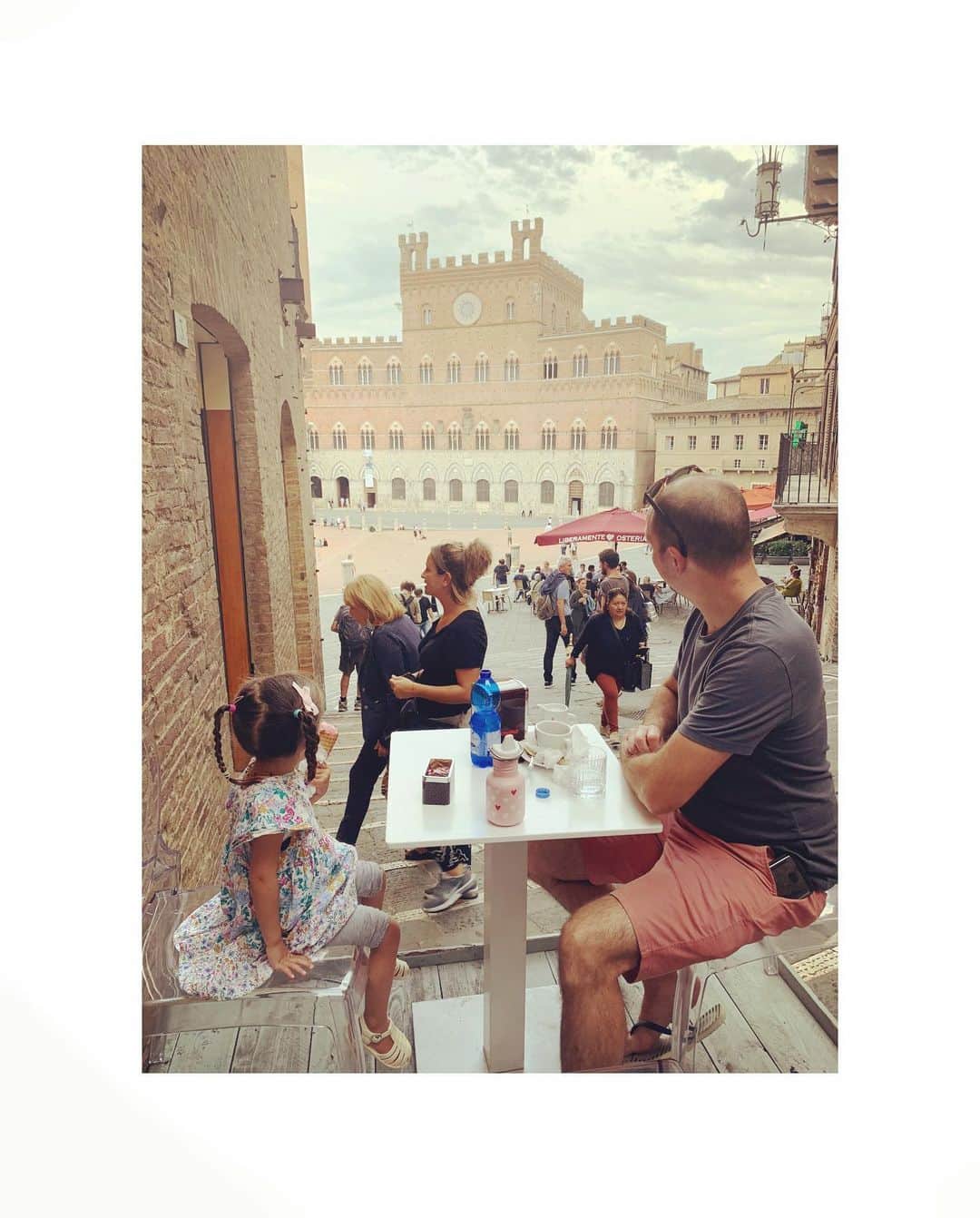 ダイアナ湯川さんのインスタグラム写真 - (ダイアナ湯川Instagram)「A stroll in Siena with my loves 🥰 . . . #daughters #sisters #mygirls #hubby #family #familytime #holiday #italy #siena #tuscany #travel #september #memories #happiness #grateful #love #blessed」9月22日 3時59分 - diana.yukawa