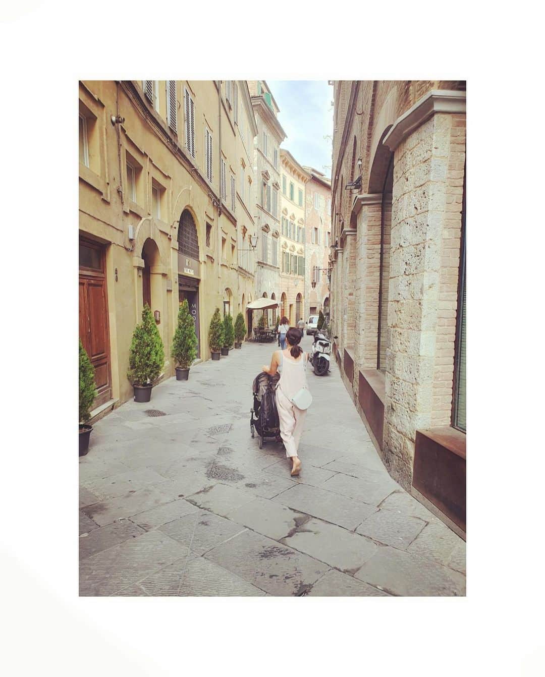 ダイアナ湯川さんのインスタグラム写真 - (ダイアナ湯川Instagram)「A stroll in Siena with my loves 🥰 . . . #daughters #sisters #mygirls #hubby #family #familytime #holiday #italy #siena #tuscany #travel #september #memories #happiness #grateful #love #blessed」9月22日 3時59分 - diana.yukawa