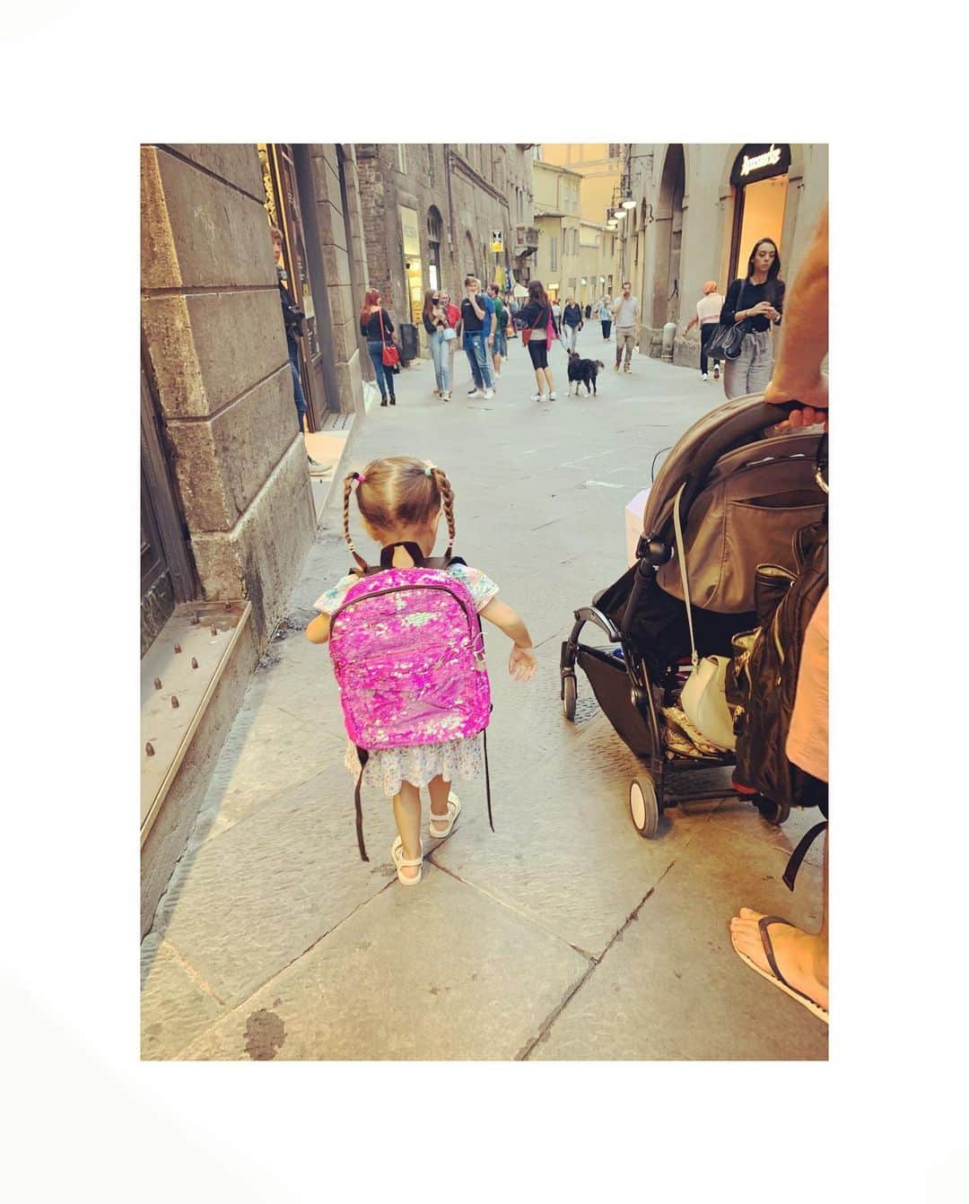 ダイアナ湯川さんのインスタグラム写真 - (ダイアナ湯川Instagram)「A stroll in Siena with my loves 🥰 . . . #daughters #sisters #mygirls #hubby #family #familytime #holiday #italy #siena #tuscany #travel #september #memories #happiness #grateful #love #blessed」9月22日 3時59分 - diana.yukawa