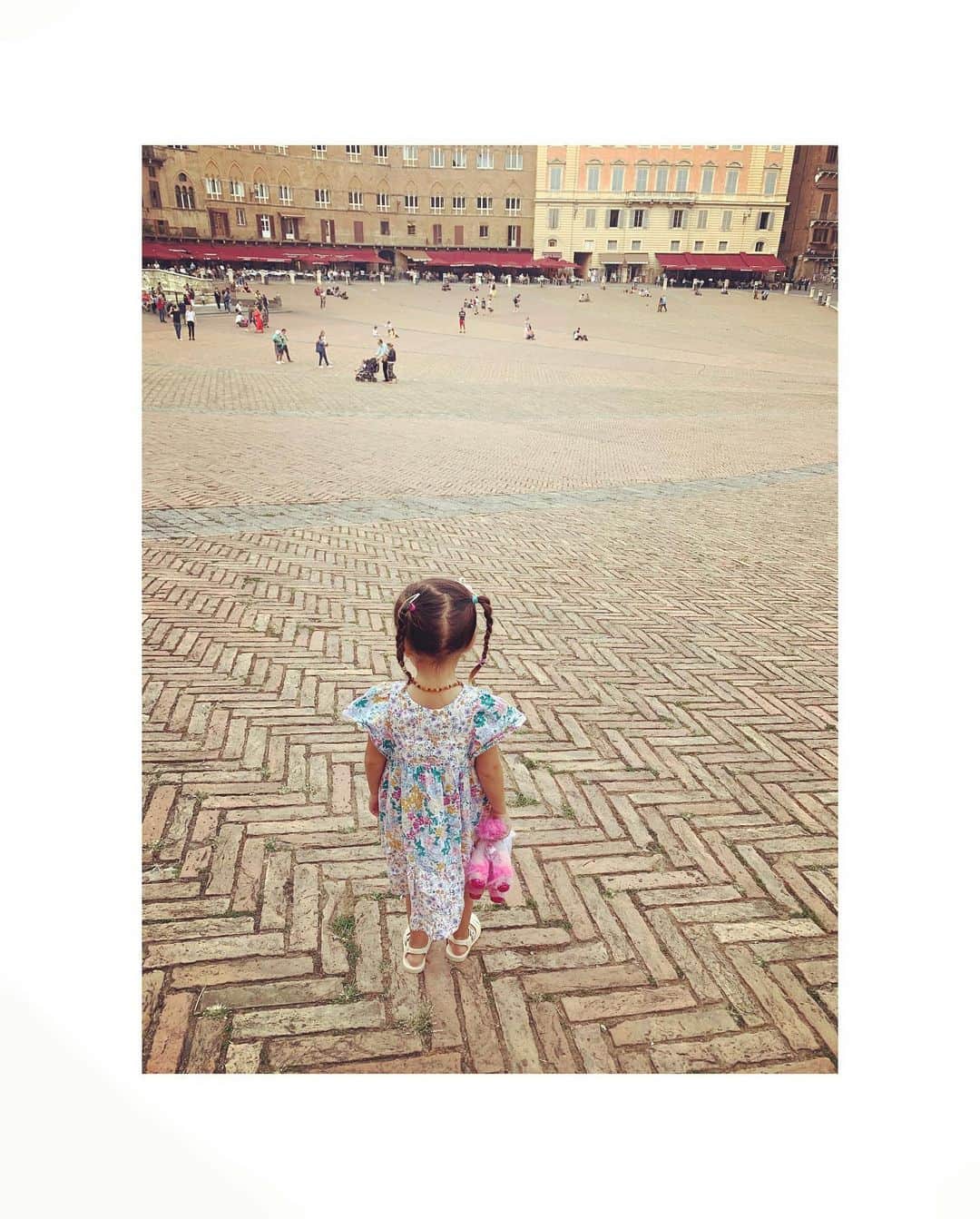 ダイアナ湯川さんのインスタグラム写真 - (ダイアナ湯川Instagram)「A stroll in Siena with my loves 🥰 . . . #daughters #sisters #mygirls #hubby #family #familytime #holiday #italy #siena #tuscany #travel #september #memories #happiness #grateful #love #blessed」9月22日 3時59分 - diana.yukawa