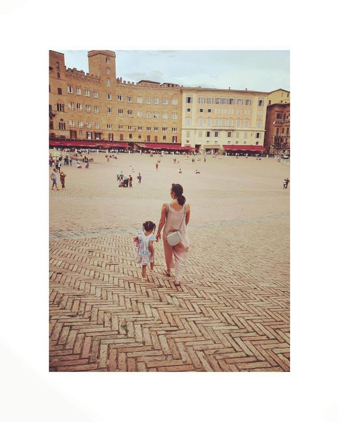 ダイアナ湯川さんのインスタグラム写真 - (ダイアナ湯川Instagram)「A stroll in Siena with my loves 🥰 . . . #daughters #sisters #mygirls #hubby #family #familytime #holiday #italy #siena #tuscany #travel #september #memories #happiness #grateful #love #blessed」9月22日 3時59分 - diana.yukawa