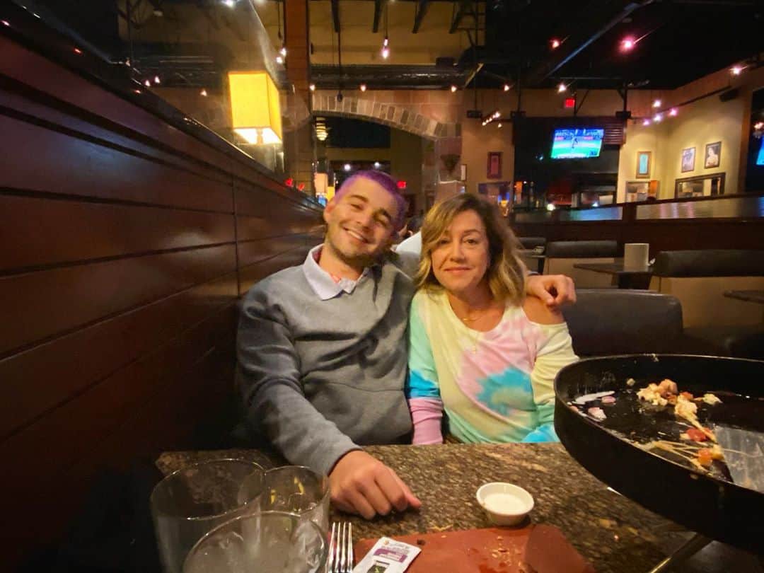 ジャック・グリフォーのインスタグラム：「My strength, my rock. My friend, my mom. Thank you for your grace and your wisdom. You taught me how to place my rhythm. Of all the moms on Earth, I’m glad it was me you gave birth. I love you, mom 🤍」
