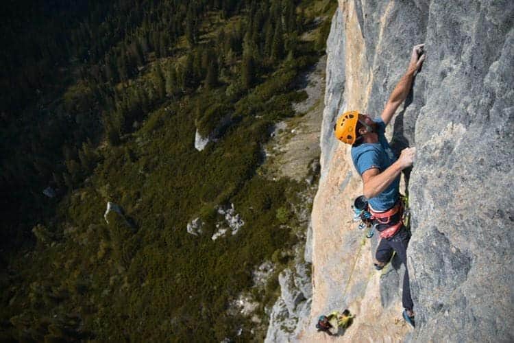 イェルネイ・クルーダーのインスタグラム：「I have had an amazing times on the rock in last few days. Teaming up with @marcojubes again to do some multipitch climbing around Lofer area. Unfortunately we had some unpleasant situations, so the only day we spent some quality time on the wall was when sending "El elyon". I did all the pitches first go, except the hardest one (8b) went down on my second go 😁. I also visited some other areas like Plombergstein and Lipje in Slovenia, and managed to climb some hard 8b and 8b+ routes, including one FA. Really can't wait to come back to Loferer alm, to try some serious things 🤩. 📸: @nejc.sitar  _______________ @scarpaspa @ocun.climbing  @vibram @snowmonkey」