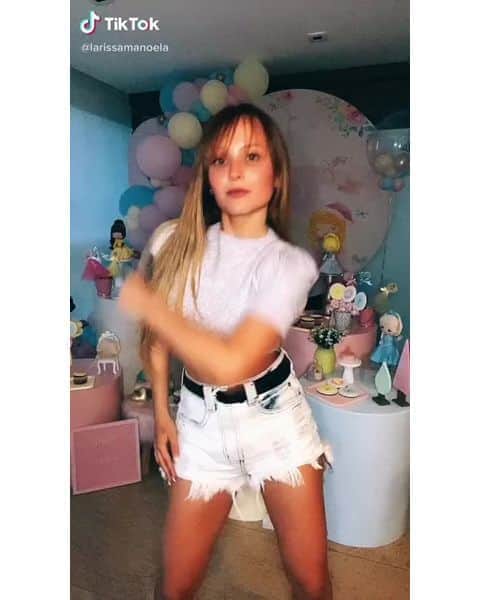 Claudia Leitteのインスタグラム：「Feliz demais em ver tanta gente participando do #DesembaçaChallenge! Faça pelo menos o movimento pára-brisa, viu? “Xá cunversaaaaaa, painho!”🤣🤣🤣」