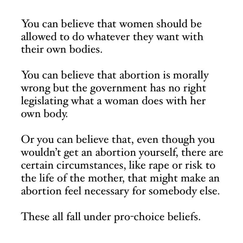 Ilana Wilesさんのインスタグラム写真 - (Ilana WilesInstagram)「Yesterday a woman who identified as pro-life left me a direct message about her point of view that government should not be involved in a woman’s decision with what to do with her body. I thanked her for sharing her perspective and then asked her, “Honest question. What is the difference between your belief and being pro-choice?” After a lengthy exchange where she mostly talked it out with herself, she realized she is in fact pro-choice. After sharing that exchange on my story and sharing my own explanation of being pro-choice, I started having the most interesting, constructive conversations with women in my direct messages who felt similarly. Turns out, there are many conservative women who follow me who didn’t realize they are actually pro-choice. I also got messages from women who believe life starts at conception, but value the whole life and vote for Democrats because their policies help take better care of people after they are born. There were also pro-life women who said they vote for Democrats because their policies have been proven to decrease the number of abortions. I also got messages from a number of women who considered themselves pro-life until they were under a set of circumstances that led them to terminate a pregnancy. They talked about how tortured they were by that decision and the guilt they live with, even in cases where their lives were at risk. I am putting this all here because I think constructive conversations are the only way we are going to get past this low point in our history. We can have differing points of view but still see eye to eye on some things. It is not an echo chamber on this account even though it feels like it sometimes. It is not black and white with everyone on one side or the other either. There are reasonable people who are still coming to terms with their beliefs. There are Republican women who no longer identify with their party but don’t feel like they fit in with the Democrats either. They are listening. Let’s show them kindness and educate them about the wide array of beliefs that exist on the other side.」9月22日 4時09分 - mommyshorts