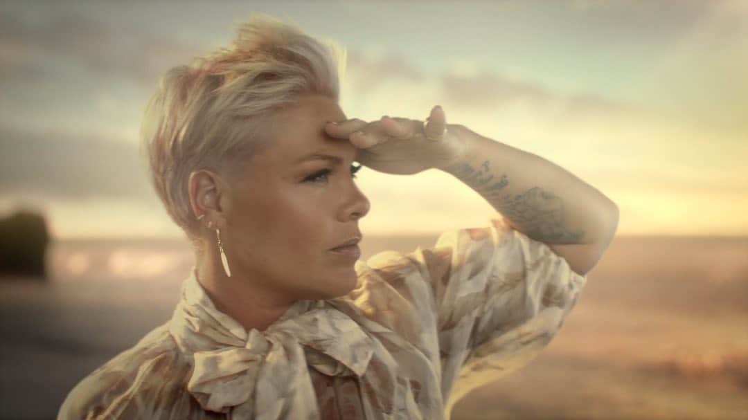 Vevoさんのインスタグラム写真 - (VevoInstagram)「@keithurban and @pink serenade us on the waves in "One Too Many." 🌊Watch them couch surf like never before, and listen to Keith's new album, 'THE SPEED OF NOW Part 1,' with our playlist now! ⠀⠀⠀⠀⠀⠀⠀⠀⠀ ▶️[Link in bio] #KeithUrban #Pink #OneTooMany」9月22日 4時18分 - vevo