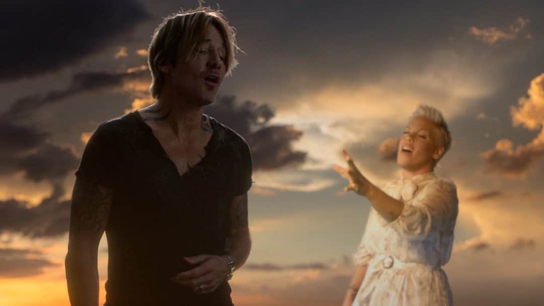 Vevoさんのインスタグラム写真 - (VevoInstagram)「@keithurban and @pink serenade us on the waves in "One Too Many." 🌊Watch them couch surf like never before, and listen to Keith's new album, 'THE SPEED OF NOW Part 1,' with our playlist now! ⠀⠀⠀⠀⠀⠀⠀⠀⠀ ▶️[Link in bio] #KeithUrban #Pink #OneTooMany」9月22日 4時18分 - vevo