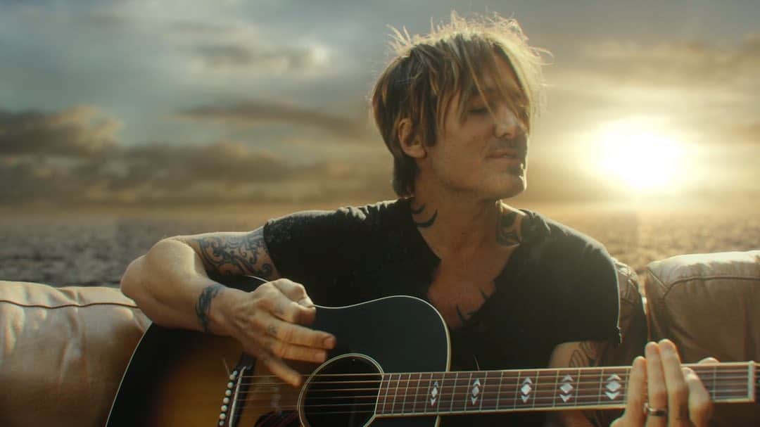 Vevoさんのインスタグラム写真 - (VevoInstagram)「@keithurban and @pink serenade us on the waves in "One Too Many." 🌊Watch them couch surf like never before, and listen to Keith's new album, 'THE SPEED OF NOW Part 1,' with our playlist now! ⠀⠀⠀⠀⠀⠀⠀⠀⠀ ▶️[Link in bio] #KeithUrban #Pink #OneTooMany」9月22日 4時18分 - vevo