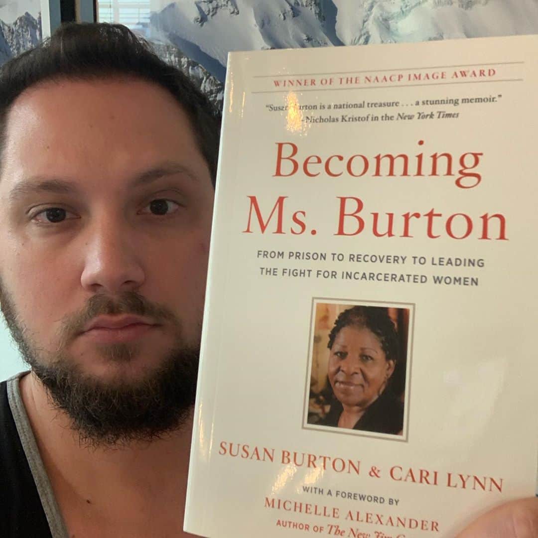マット・マクゴリーのインスタグラム：「Becoming Ms. Burton: From Prison to Recovery to Leading the Fight for Incarcerated Women" by Susan Burton & Cari Lynn (Burton's incredible org is @anewwayoflifela ) # Y'all...Susan Burton and her book are so momentous. Burton's story is tremendously powerful and inspiring. I was so awed by her resilience in hearing her story, and also so profoundly disgusted by the brutally oppressive prison-industrial complex and how the larger systems of society intentionally set so many people up to fail. No one should have to endure what she went through, and yet entirely too many people in the United States do. Her transformation and what she has achieved in her life as an organizer is a model to so many of us for how we can fight these systems of oppression. And I also love that the book is very accessible, so if you're someone who needs more of a narrative than many of the other, more academic-leaning books that I post, this would be a great book to read. And also would make a great gift to other people in your life who you want to better understand this country's system of incarceration...especially for white folx. # “Fire camp is a privilege,” a board member informed me. Indeed, this privilege was reserved for those who presented little threat of escape if taken off prison grounds. But being sent to the front line to fight California wildfires when you wanted to be learning how to do hair seemed the opposite of a privilege. As for my future as a beautician, fire camp burned that dream to ash. What I didn’t know at the time was that, even if an assignment to the cosmetology shop had been granted, I still wouldn’t have stood a chance of working in a beauty shop on the outside. Most professional licenses - whether it was beautician, barber, social worker, plumber, the list in many states was a hundred job titles long - were denied to people with a criminal record." #SusanBurton #CariLynn #BecomingMsBurton # My Booklist: bit.ly/mcgreads (link in bio) #McGReads」