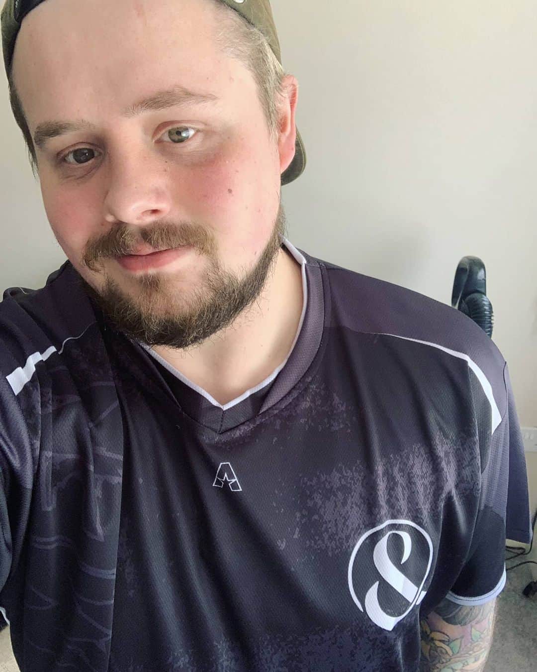 Of Mice & Menさんのインスタグラム写真 - (Of Mice & MenInstagram)「. @theephenomenal1 rockin' his OM&M x @akquire esports jersey!  Have you ordered your customized jersey yet?! 🤔  OFMICEMERCH.COM」9月22日 4時24分 - omandm