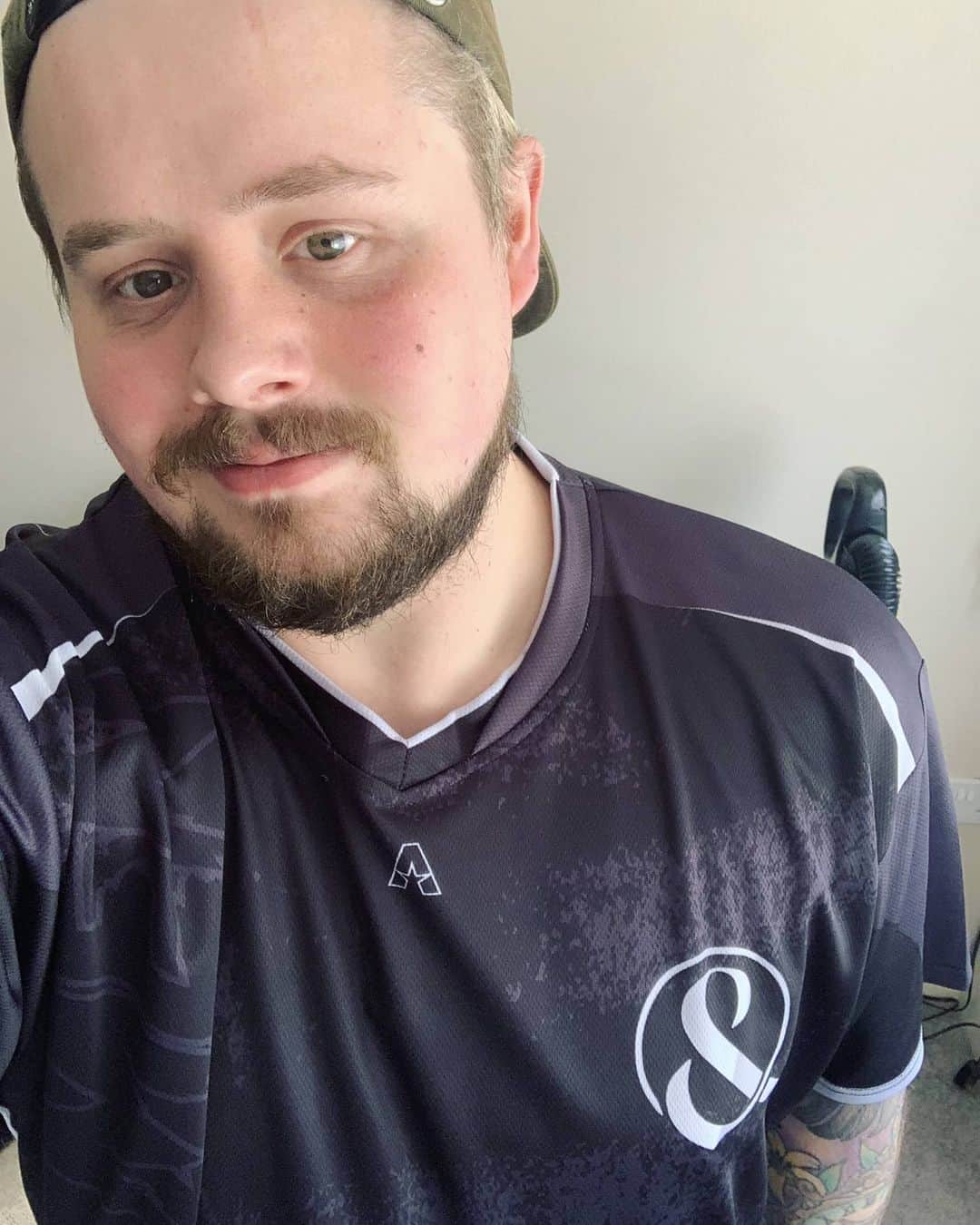Of Mice & Menのインスタグラム：「. @theephenomenal1 rockin' his OM&M x @akquire esports jersey!  Have you ordered your customized jersey yet?! 🤔  OFMICEMERCH.COM」