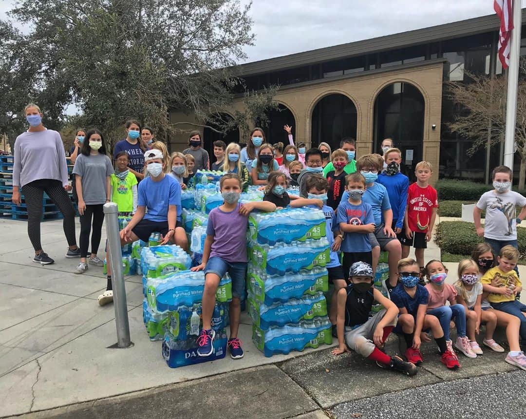 バッバ・ワトソンのインスタグラム：「Spending the afternoon passing out water to people in need and showing our kids what it means to serve your community. @fbcpensacola #PensacolaStrong #HurricaneSally」
