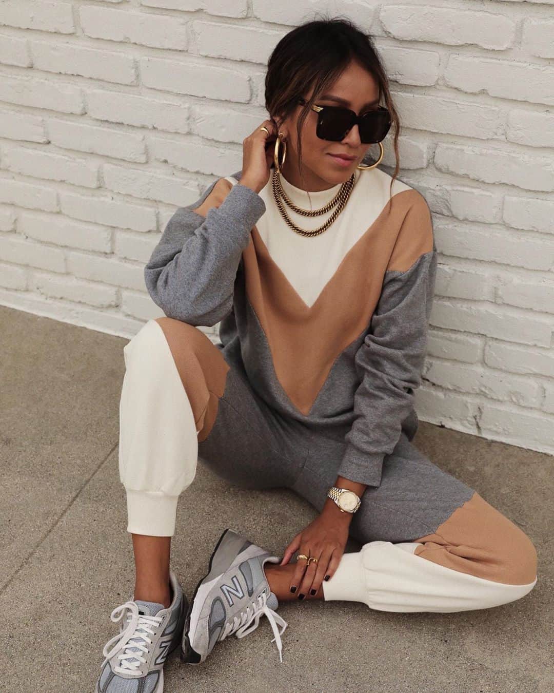 ジュリー・サリニャーナのインスタグラム：「Lounge wear comfy ☁️ @bandier set」