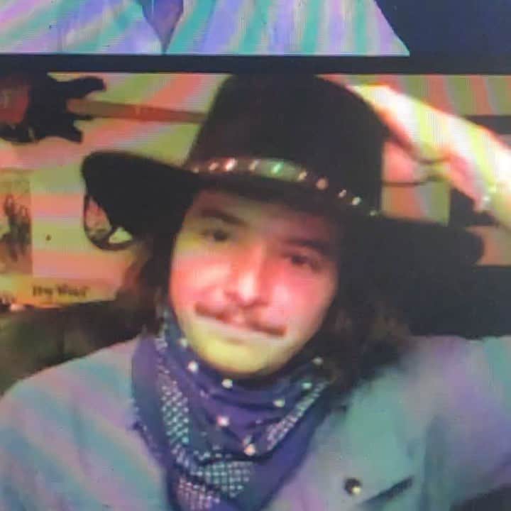 HEY VIOLETのインスタグラム：「havin’ a darn tootin amazing time today #hv2」