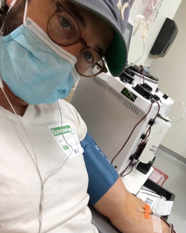 ライアン・エゴールドのインスタグラム：「What better way to celebrate 400K on IG than to share with you my friends that I had #COVID19 and am okay thankfully and recently went to @mountsinainyc to donate plasma! My experience of the virus was something similar to the flu, I never had trouble breathing fortunately, but I know many others have had different, more severe experiences and my heart goes out to those who have. I think in this crazy time it’s important to figure out what concrete steps we can take to help get everyone through this. Let’s be smart not afraid. Mt. Sinai and many other hospitals are doing this amazing thing which you can read more about in the LINK IN BIO. They’re collecting plasma from folks like me who’ve had it and recovered in an effort to distill the antibodies into a more concentrated form to help treat other folks and protect our much needed frontline workers. It’s called #HyperimmuneGlobulin So if you’ve recovered from Covid I highly recommend donating your plasma. Took about an hour and was relatively painless. I don’t believe in any politician as much as I believe in people and our ability to help each other when times are tough. I’m excited for the day when we can get back to human connection, people working to feed their families and pay their rent, kids back in school... not to mention all those beautiful things that make life extraordinary like a good meal out with friends, live music, theatre, sports... all that fun stuff. And we will. With the help of amazing folks like the health care workers at Mt Sinai. I had hoped to include a few pictures of the staff who helped me but Dr. Choo bravely declined any Instagram glory :) But THANK YOU Dr. Choo, Crystal, Katherine, Merle and all the amazing folks at Mt. Sinai working tirelessly to help us all get through this. Let’s get back to caring about other important things as much as we care about coronavirus. If you’re on the other side of this and you feel up to it, go donate! :) Stay safe, stay smart, stay connected. And thanks 400K I’m honored to be a part of your community. Thanks for having me 💛」