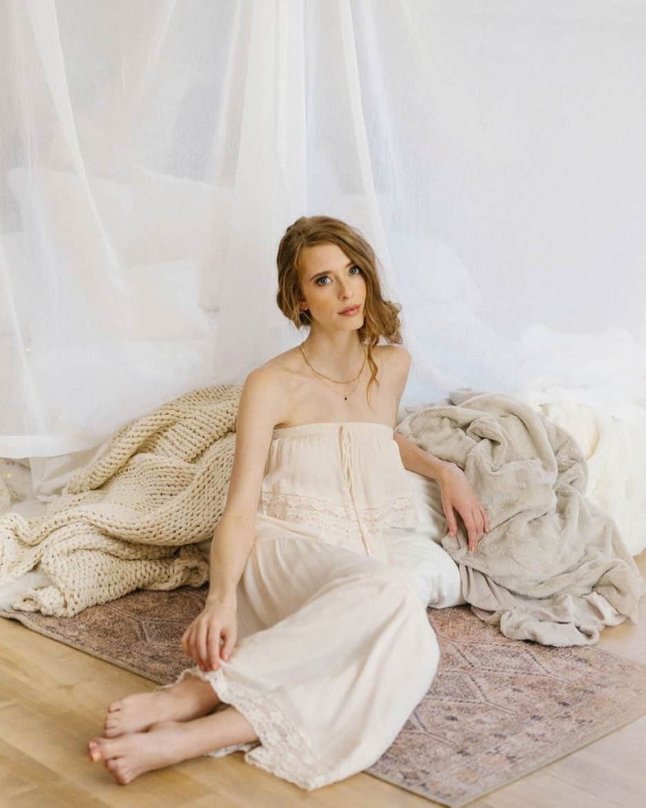 アシュリン・ピアースのインスタグラム：「“To heal is to touch with love what we previously touched with fear.” ✨  Photography by: @laceandlocks & @hanhnguyenphoto   For: @shopmorninglavender  #AshlynPearce #Actress #Model #YouTuber #Streamer #MorningLavender #Fall #FallFashions #Photography #Editorial #Modeling #FallLookBook #Fashion #FashionPhotography #Quotes #Models #BestPhoto #Clothing #Beauty #Boutique #Passion #RedHead #LoveYourself #SpeakYourself #SelfLove #SelfCare #Healing #YouTube #Gamer #PhotoShoot」