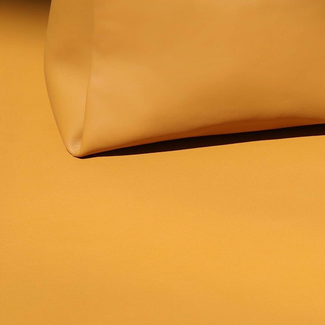 ブリーのインスタグラム：「Our seasonal colour "Ginger" is perfect for autumn.   Photo by @fabianlueck  . . . #breesince1970 #madetomakeadifference #autumnwinter2020 #handbags #leatherbags #purequality #purefashion #sustainablefashion」