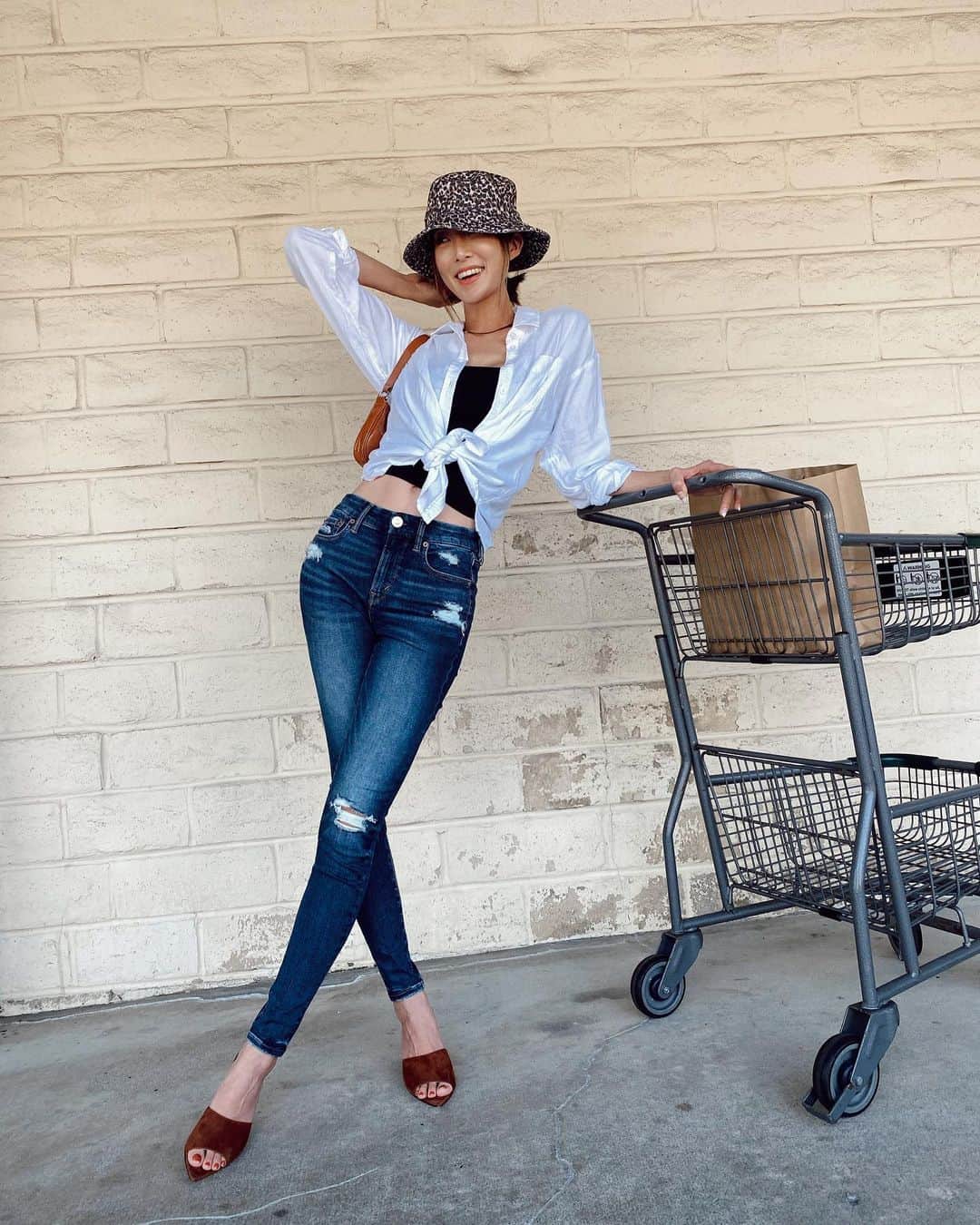 クリッセル・リムさんのインスタグラム写真 - (クリッセル・リムInstagram)「When you have nowhere else to go but the grocery store...make sure you make it a MOMENT. Wearing @americaneagle Lu(x)e Jeans to load up on some essentials. #aejeans #aepartner」9月22日 5時05分 - chrisellelim