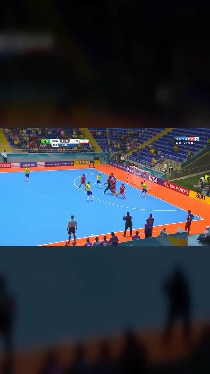 アレッサンドロ・ローザ・ヴィエイラのインスタグラム：「De letra e ✅⚽️ 🥅-  Detalhe, colocamos 2 jogadores na bola e 2 abertos pra chute de direita, fazendo o goleiro optar em não fazer a “escada” na barreira!  Quando eu passo pela bola, a barreira não desmancha, o @rodrigoha ameaça o chute e da o passe!   GOL」