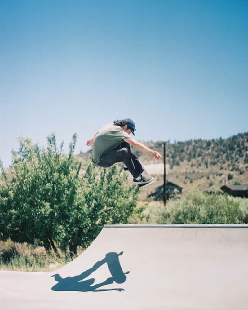 Poler Outdoor Stuffさんのインスタグラム写真 - (Poler Outdoor StuffInstagram)「@senorshred went on a trip, we gave him some shirts, he took some photos. 👉Swipe for summer in the Sierras👉 #campvibes #polerstuff #film」9月22日 5時00分 - polerstuff