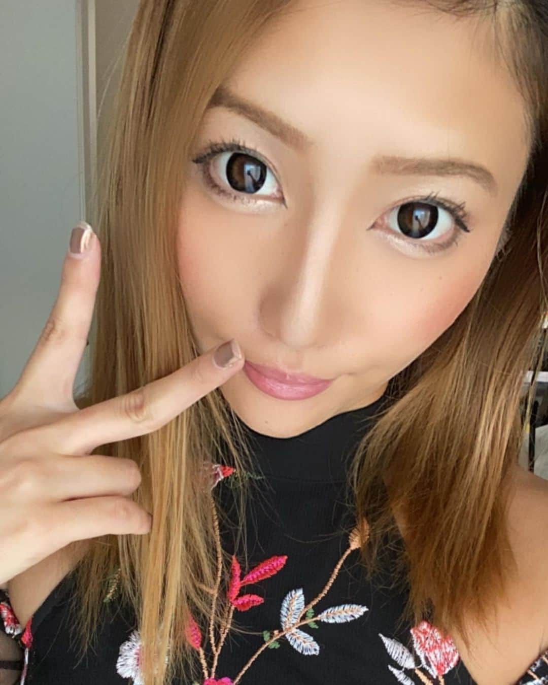のインスタグラム：「基本インスタカメラかポートレート📸  黒ギャル感MAX  #黒ギャル  #今日のコーデ  #尻スタグラム  #picture  #flowers  #instaart #beautiful #instagood #masterpiece #creative #photooftheday #桃尻 #美尻 #インスタ映え   #肉体美  #腹筋女子   #fitnessmotivation  #fitness #fitnessgirl  #筋トレ女子   #高身長女子  #🇰🇷 #f4f  #f4follow   #腹筋女子   #日焼け #黒ギャル  #ハイライト  #お洒落さんと繋がりたい   #フォロー」