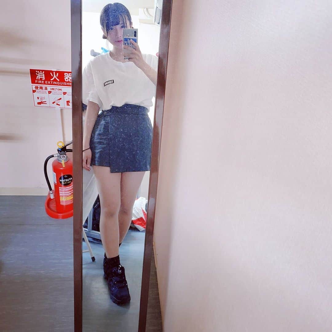 椎原えみのインスタグラム：「2020.09.22.Tuesday . . .  東京にログインしました！ . . . #民族ハッピー組  #椎原えみ #美脚女子 #美脚 #followｍe #脚フェチ #足フェチの皆様お待たせしました  #足フェチ  #モデル #アイドル  #あしすたぐらむ #あしたすたぐらまー #脚フェチの皆様お待たせしました #legs #水泳 #beautifullegs #japaneseidol #japanesegirl #えみあし #beautiful #photomodel #photography #Japan #girl  #shank #Reebok #バンドtシャツ #ストリート系女子 #model  #cute」