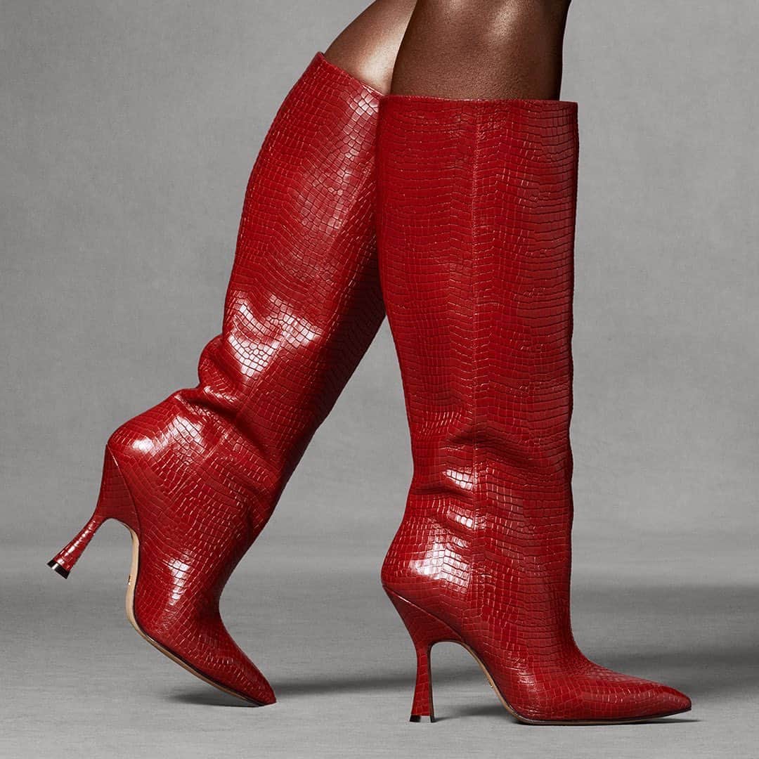 スチュアートワイツマンさんのインスタグラム写真 - (スチュアートワイツマンInstagram)「You know how you want to kick up your heels right now? This is the boot to do it in. Shop the #PARTON on stuartweitzman.com. #SWFall2020 #StuartWeitzman」9月22日 5時11分 - stuartweitzman