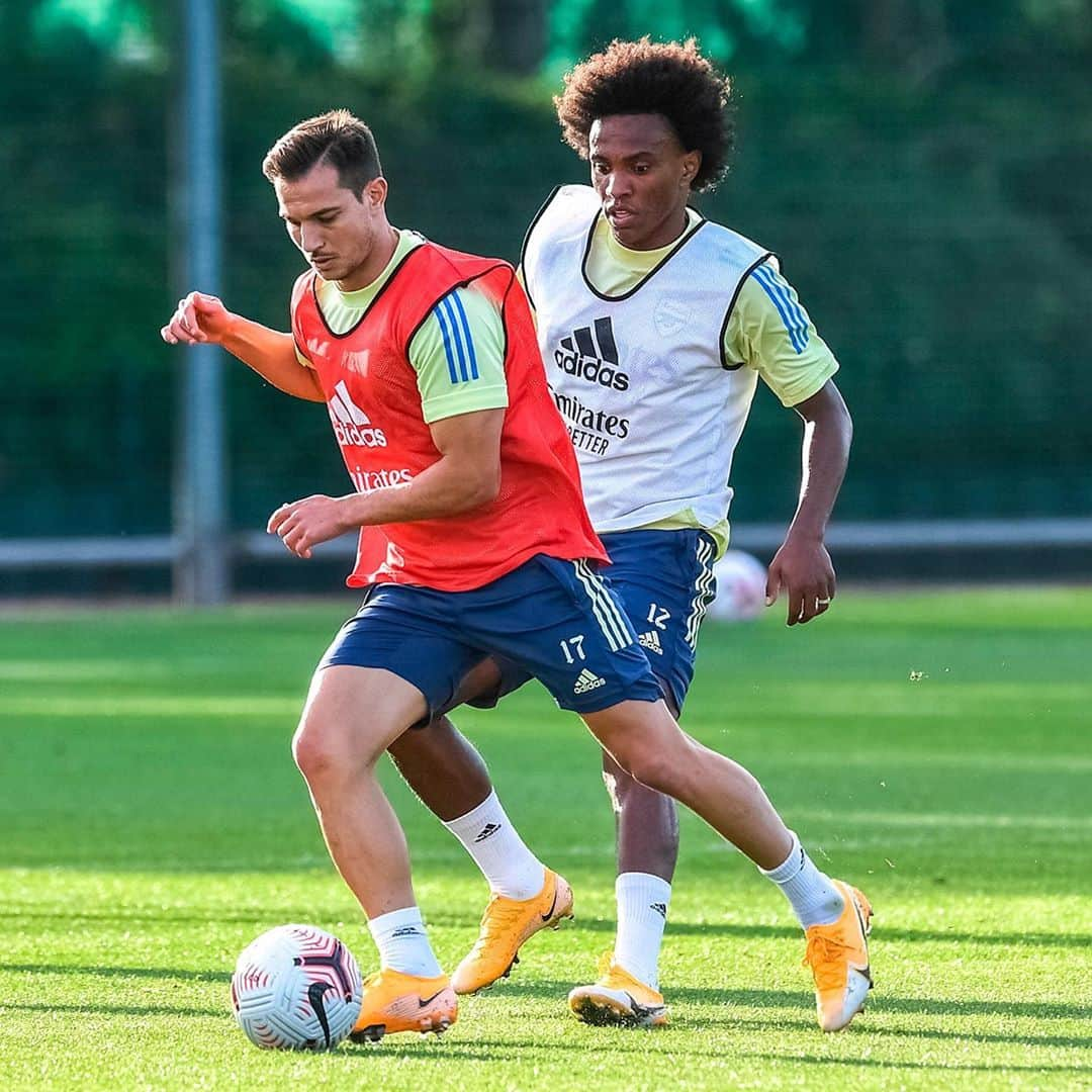 セドリック・ソアレスのインスタグラム：「New week, new goals! ⚽💪 EFL Cup mode 🔛  #MondayMotivation #Arsenal #COYG #Training #TeamWork」