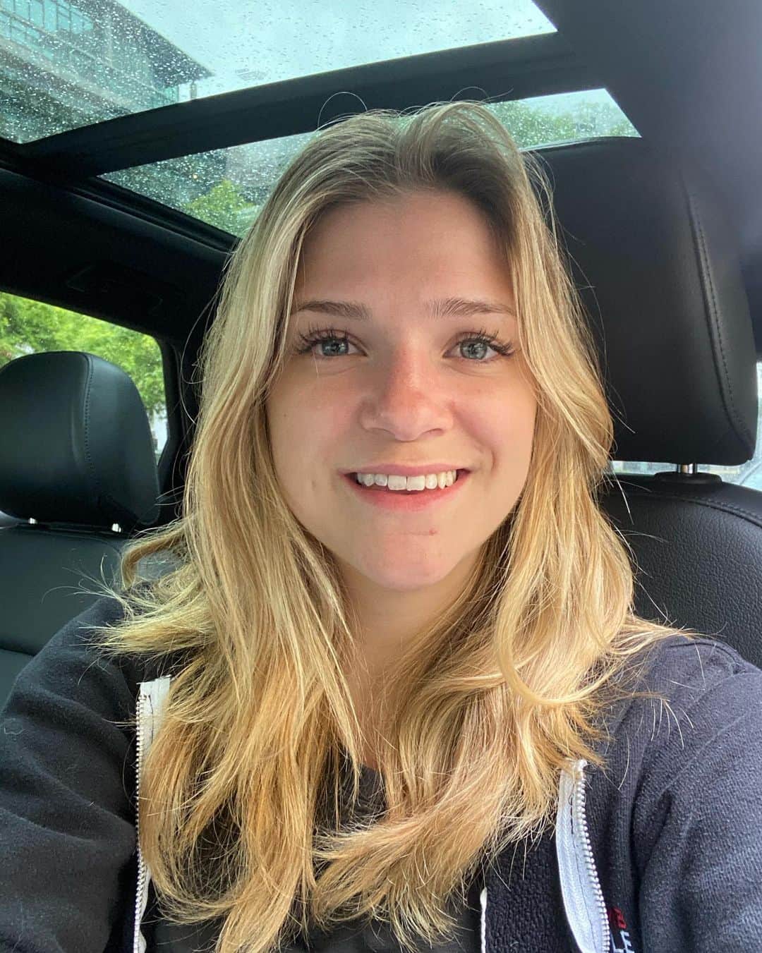 Monica Churchさんのインスタグラム写真 - (Monica ChurchInstagram)「No makeup, all natural everything... except for my TEETH! 😁🦷 I decided to get veneers (swipe for the before) and I am so happy with my decision. New video up allllll about the process! From price, to pain, to having nightmares about my teeth falling out..? I got you covered if your looking into veneers. Special thanks to @davincidentist. I loved the service there and wouldn’t trust anyone else! (not sponsored!)」9月22日 5時31分 - monicachurch