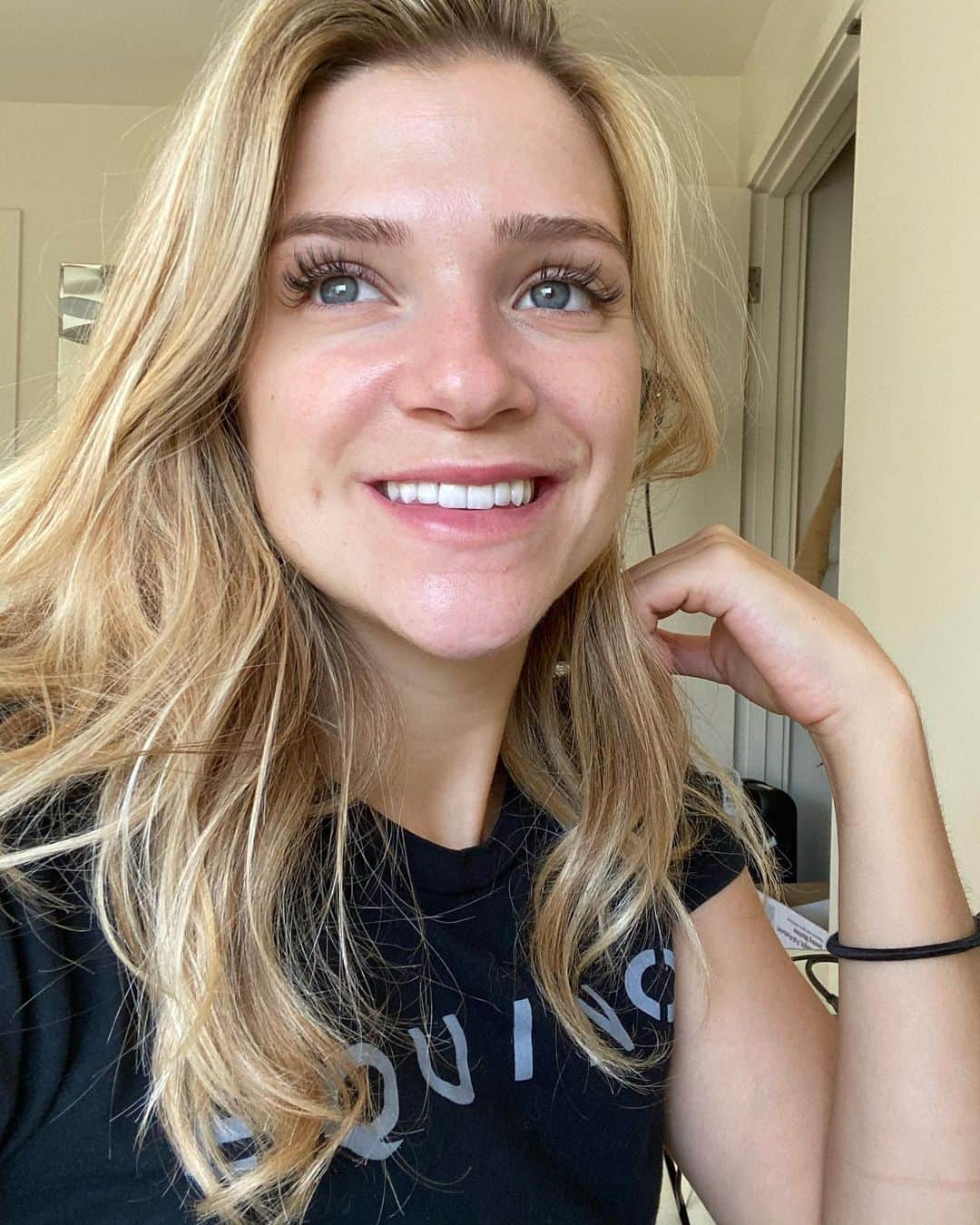 Monica Churchのインスタグラム：「No makeup, all natural everything... except for my TEETH! 😁🦷 I decided to get veneers (swipe for the before) and I am so happy with my decision. New video up allllll about the process! From price, to pain, to having nightmares about my teeth falling out..? I got you covered if your looking into veneers. Special thanks to @davincidentist. I loved the service there and wouldn’t trust anyone else! (not sponsored!)」