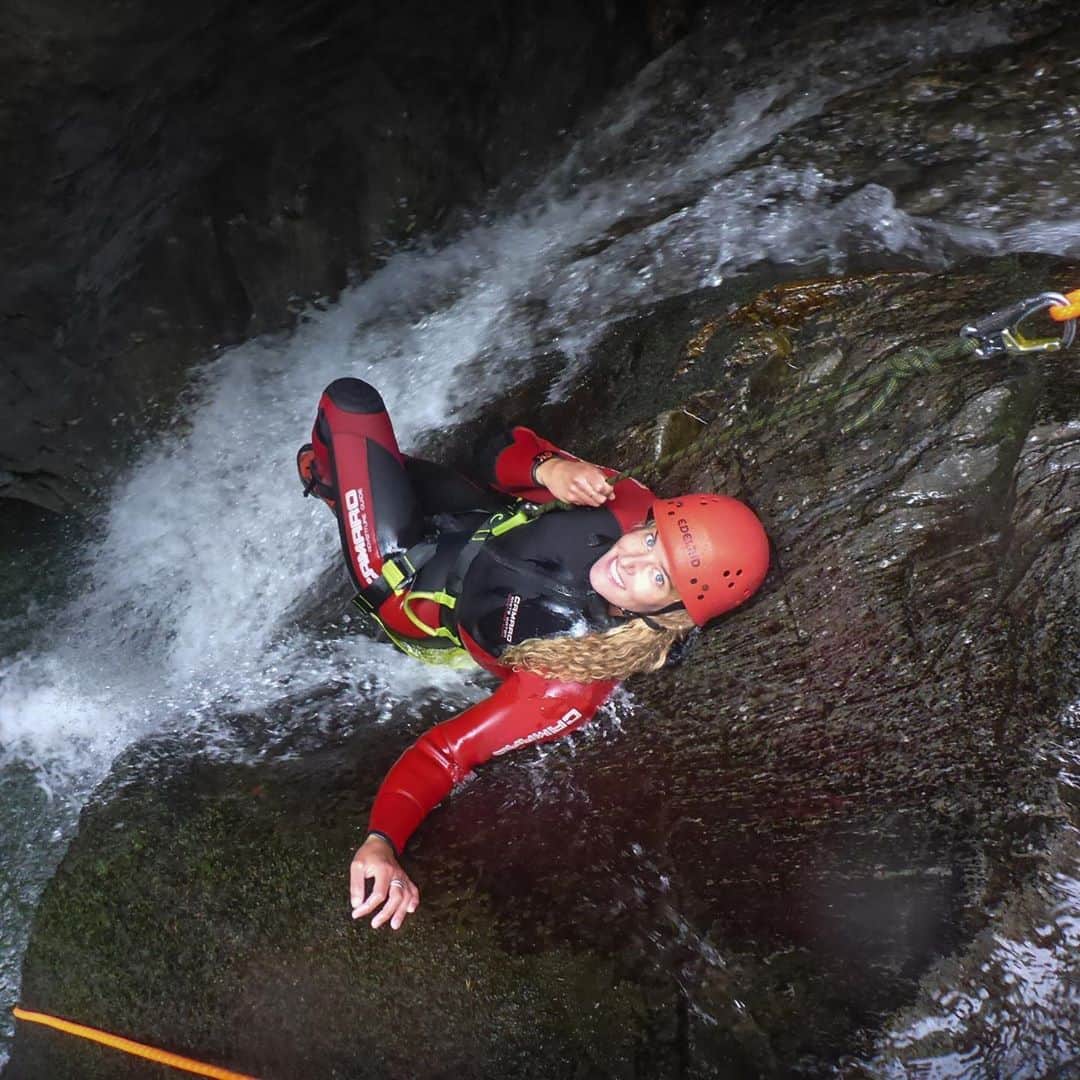 リンゼイ・ジャコベリスのインスタグラム：「Spent the day canyoning here in Austria! Cliff jumping, repelling, natural rock water slides - it’s safe to say we had a blast! 📸 @james_woodford38」