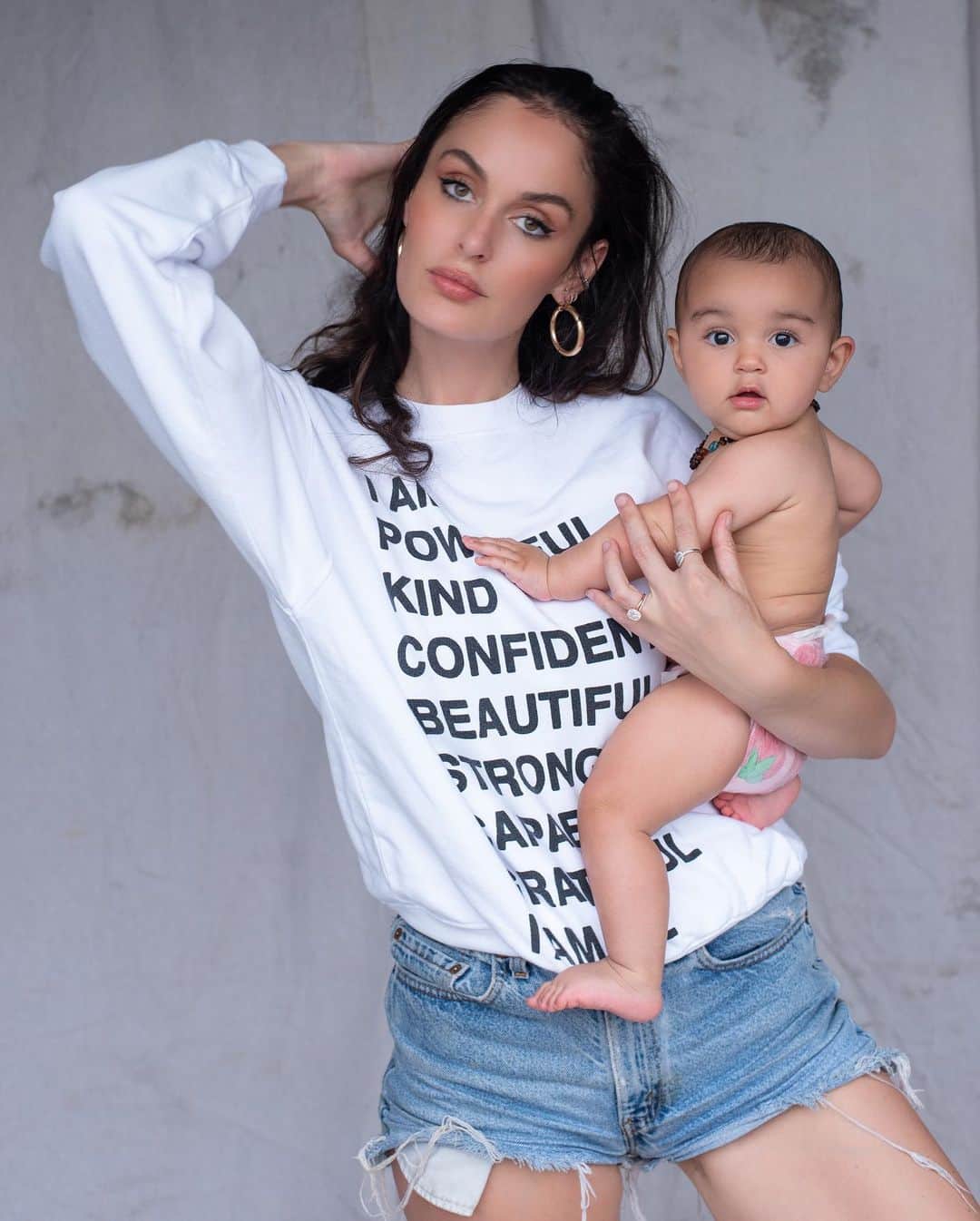 ニコール・トルンフィオのインスタグラム：「This is what I need my daughters to know, “I am, powerful, kind, confident, beautiful, strong, capable and grateful” so I “am” that person for them to see, and know. #parenting #leadbyexample @aninebing @aninebingofficial 📸: @maxbfly」