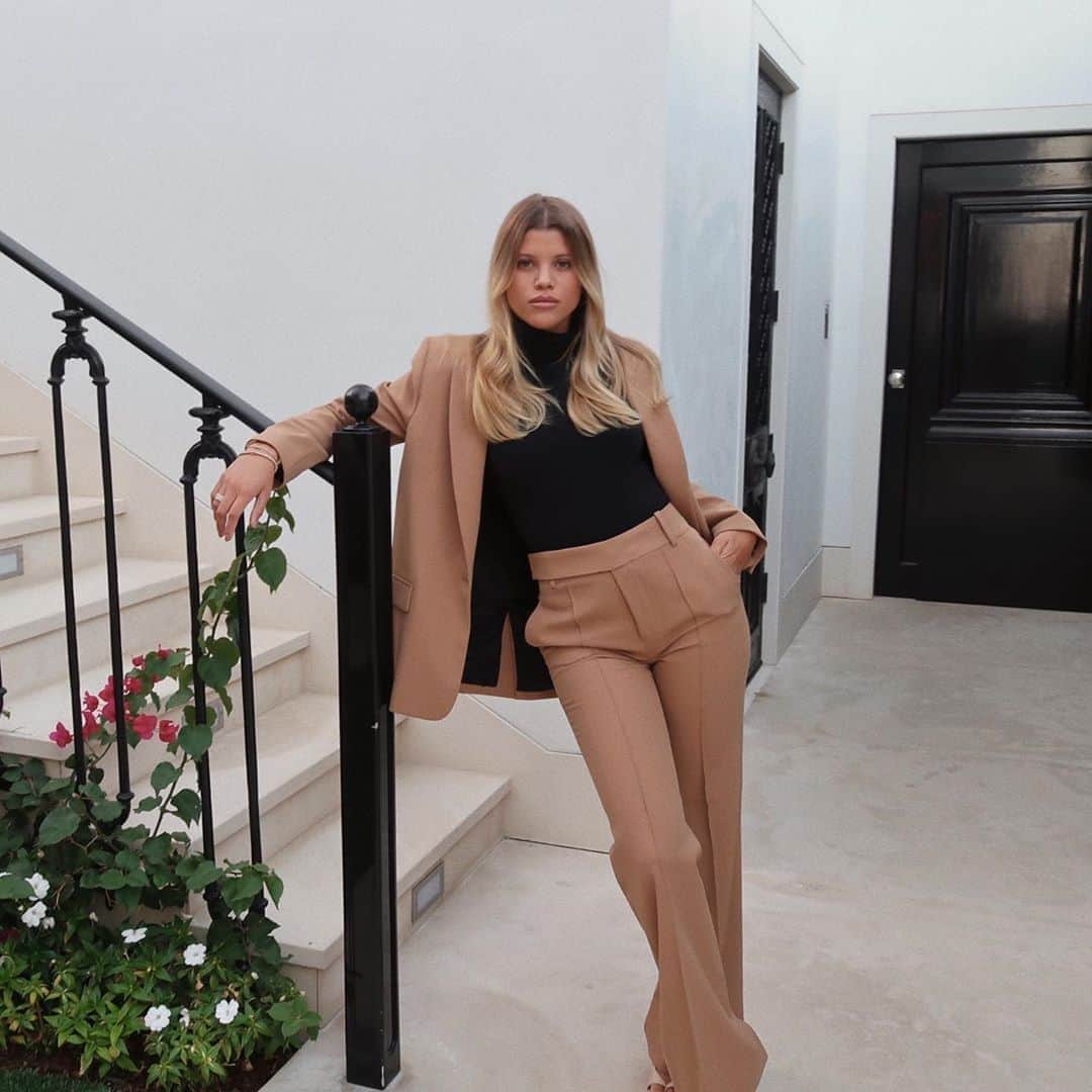 ソフィア・リッチーのインスタグラム：「Rosh Hashanah gave me an excuse to put on an outfit 🖤」