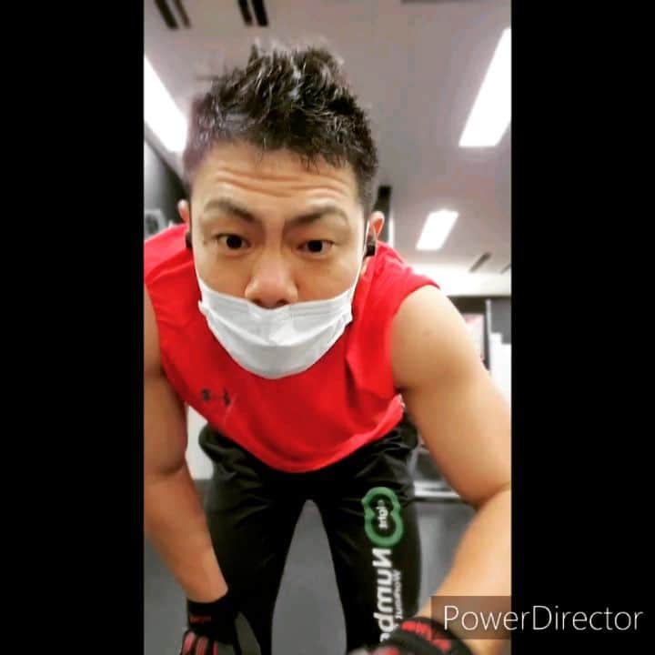 太田芳伸のインスタグラム：「仕事終わりの筋トレ最高やね。 . . 仕事終わり言うても・・朝の５時やけどね。 . . ２枚目の千葉兄さん、合成みたいだね。」