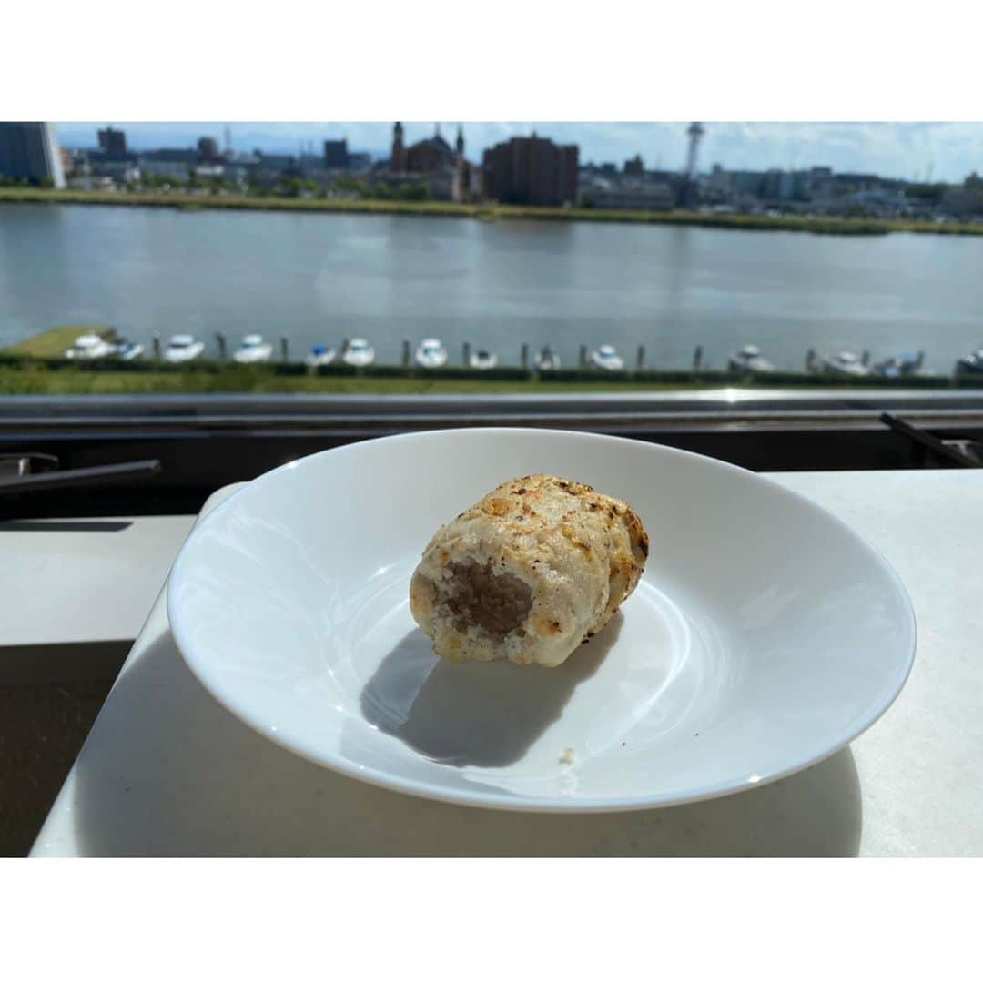 三石佳那さんのインスタグラム写真 - (三石佳那Instagram)「唯一苦手な食べ物　ちくわ。﻿ ﻿ その竹輪のことを少しでも知って 克服しようと﻿ 竹輪を一からつくってみました。﻿ ﻿  三種類の白身魚をすり身にして、﻿ 形成していきましたがこれがなかなか大変。﻿ ﻿ 2時間ほどかけてミンチにしたり、焼いたり...﻿ 時間と手間がかかっていることがよくわかりました。﻿ ﻿ ﻿ 出来上がった竹輪はなんともいえない形ですが﻿ 我が子のような愛着が湧きました(笑)﻿  ﻿ ﻿ 詳しくは、昨日のフツよるで！﻿ radikoというアプリで聴くことができます。﻿ ﻿ 〜〜〜〜﻿ BSNラジオ　月曜日夜19時から﻿ 『夜はフツーでいいじゃない』生放送 ﻿ #新潟﻿ #niigata﻿ #魚﻿ #ちくわ﻿ #竹輪﻿ #料理 #アナウンサー﻿」9月22日 11時13分 - mitsuishi_kana_bsn