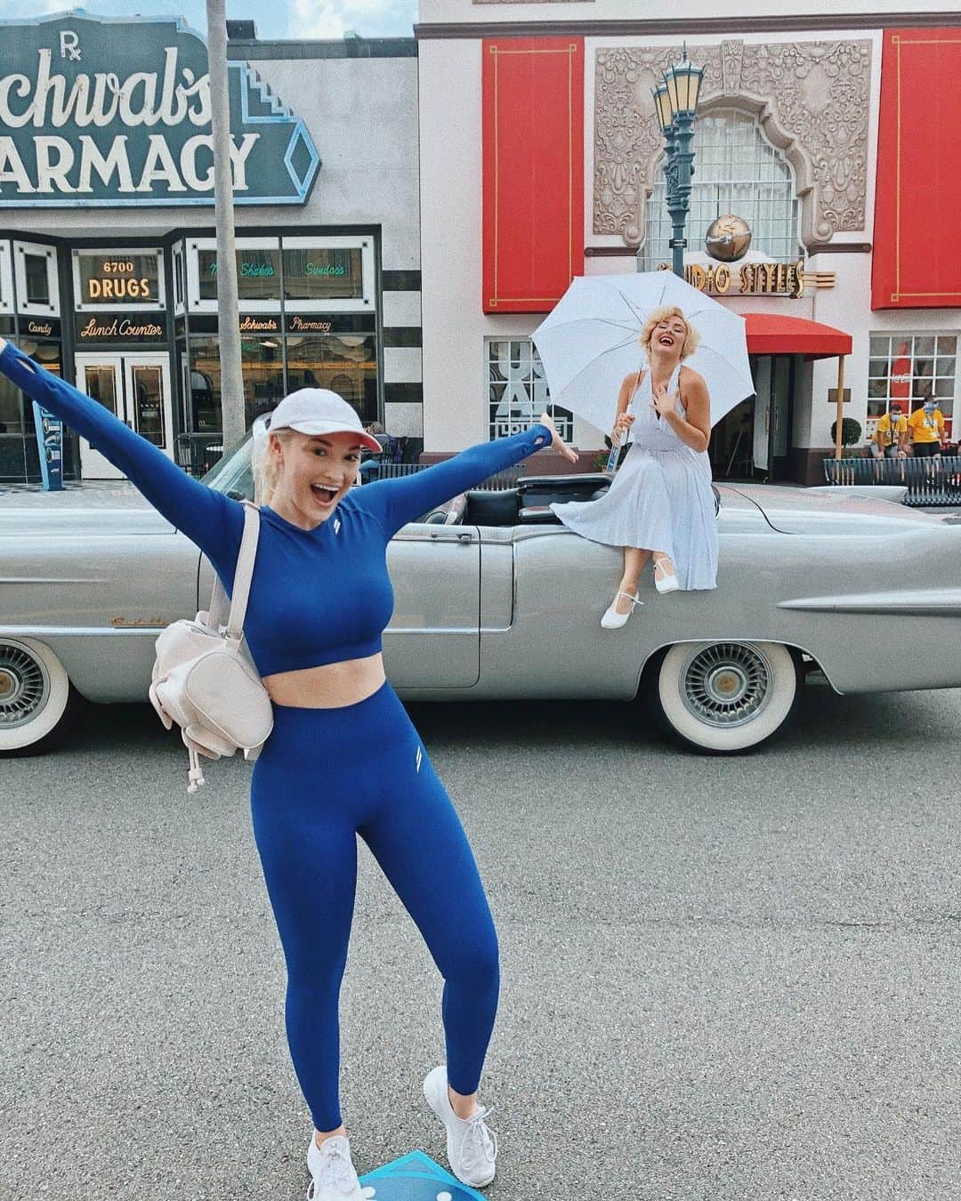 アンナ・フェイスのインスタグラム：「I had the best day ever at @unistudios! I met Marilyn AND the Shrek gang? 😱 (We could take off our masks for photos)」
