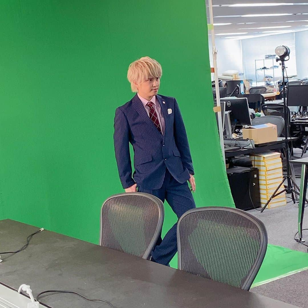 手越祐也さんのインスタグラム写真 - (手越祐也Instagram)「やっほー！みんな元気かな？ 今日は芸能界の大先輩でもある哀川翔さんとジョブカンのCM撮影してるよ♪ ガッツリは初共演だけど和気あいあいと順調に進んでます！ また流れる日時とか詳細わかったらお伝えしまーす😊  Yahho! How are you guys? Today I'm shooting a CM of Jobkan with Show Aikawa who is also a big senior in the entertainment world♪ This is first co-starred with him but it's going well. I will tell you more info when I know the details:)  #手越祐也 #yuyategoshi #手越祐也オフショット #哀川翔さん #ジョブカン」9月22日 11時19分 - yuya.tegoshi1054