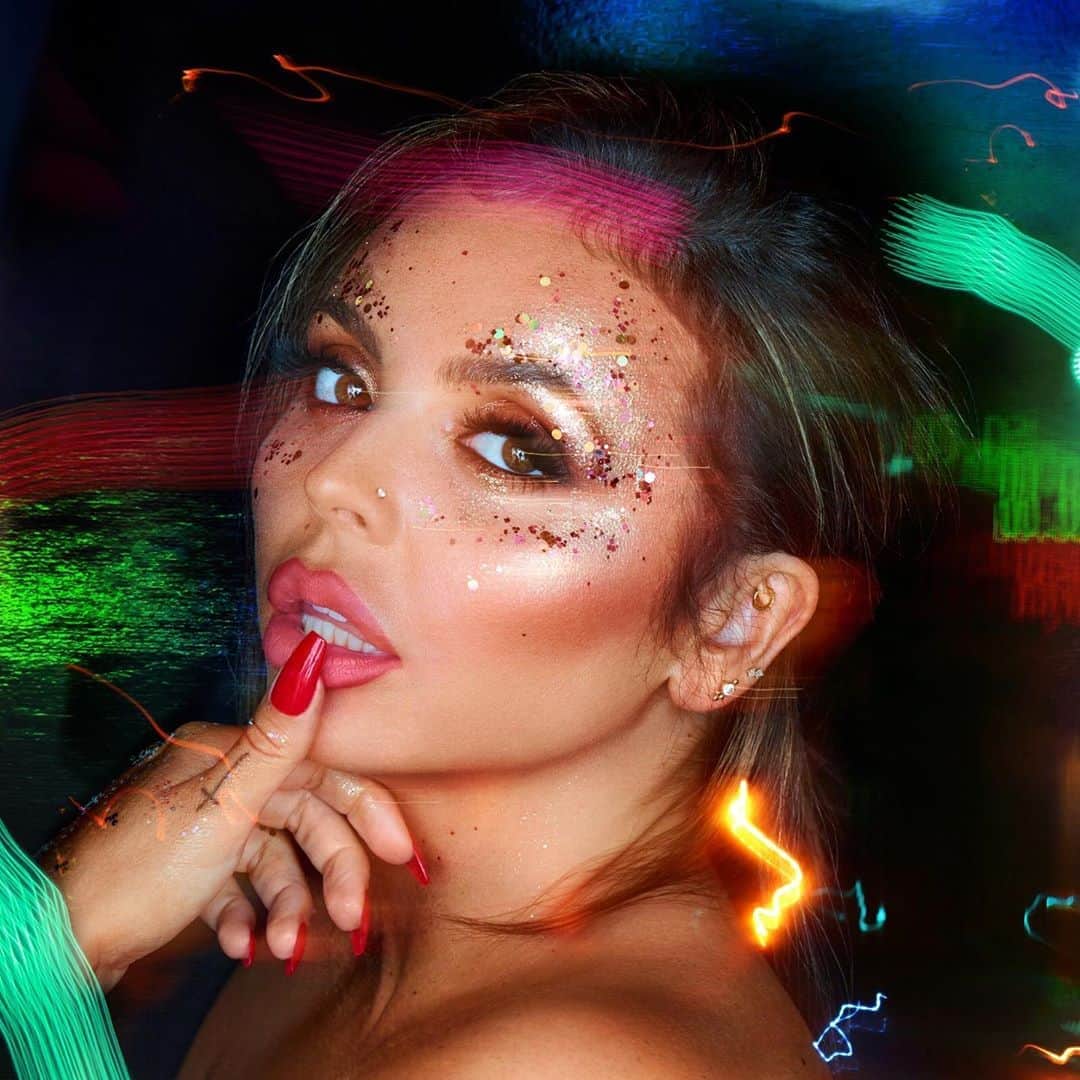 ジェシー・ネルソンのインスタグラム：「Confetti is coming for you 6th November, pre order your copy now 🎉」