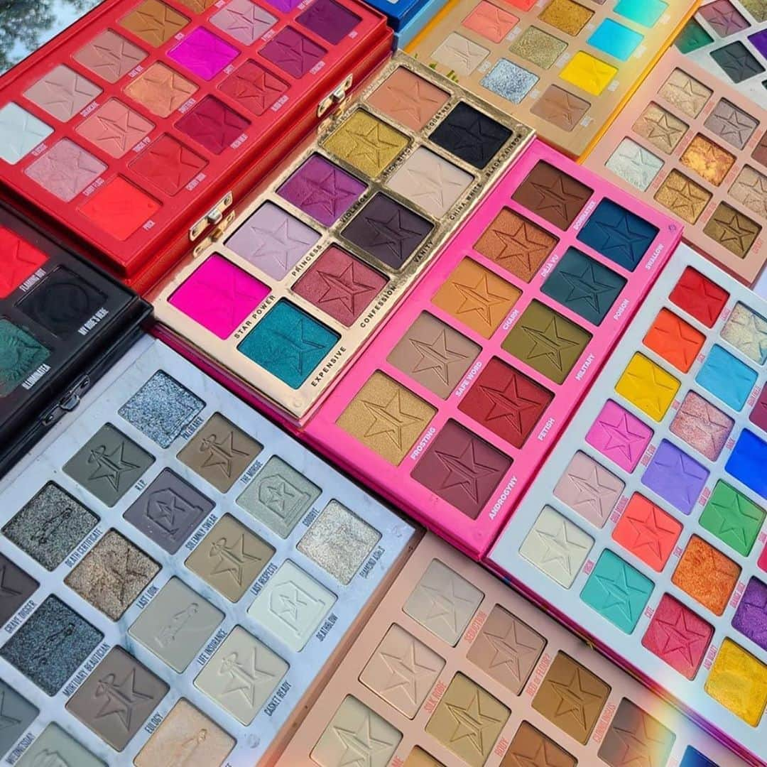 Jeffree Star Cosmeticsさんのインスタグラム写真 - (Jeffree Star CosmeticsInstagram)「Color Burst 🌈 @merm_makeup lays out her #jeffreestarcosmetics eyeshadow palette collection 🌟 Drop a emoji for your fav💗 #jawbreakerpalette #orgypalette #crematedpalette #androgynypalette」9月22日 6時00分 - jeffreestarcosmetics