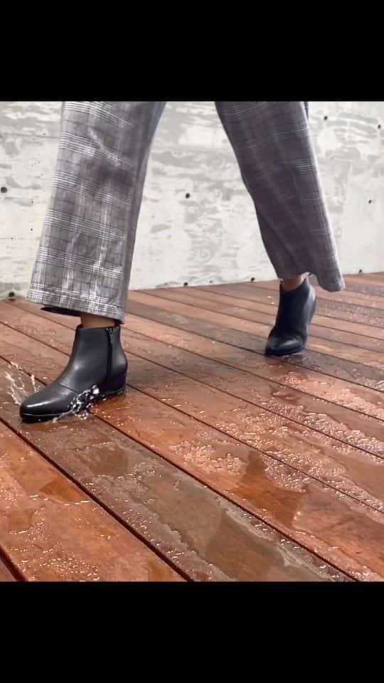 ダンスコのインスタグラム：「Style stopper no matter the weather. #waterproof」