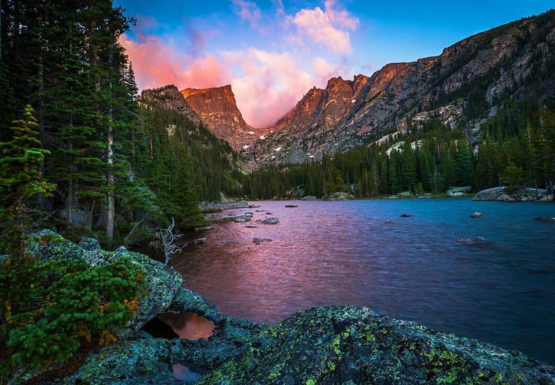 Lonely Planetのインスタグラム：「🏔️Day trips to the Rocky Mountains are filled with opportunities to explore hiking trails, get in some skiing, and discover the mining history of the region.   Visit our profile link to find out how you can best day trip to this spectacular spot.」