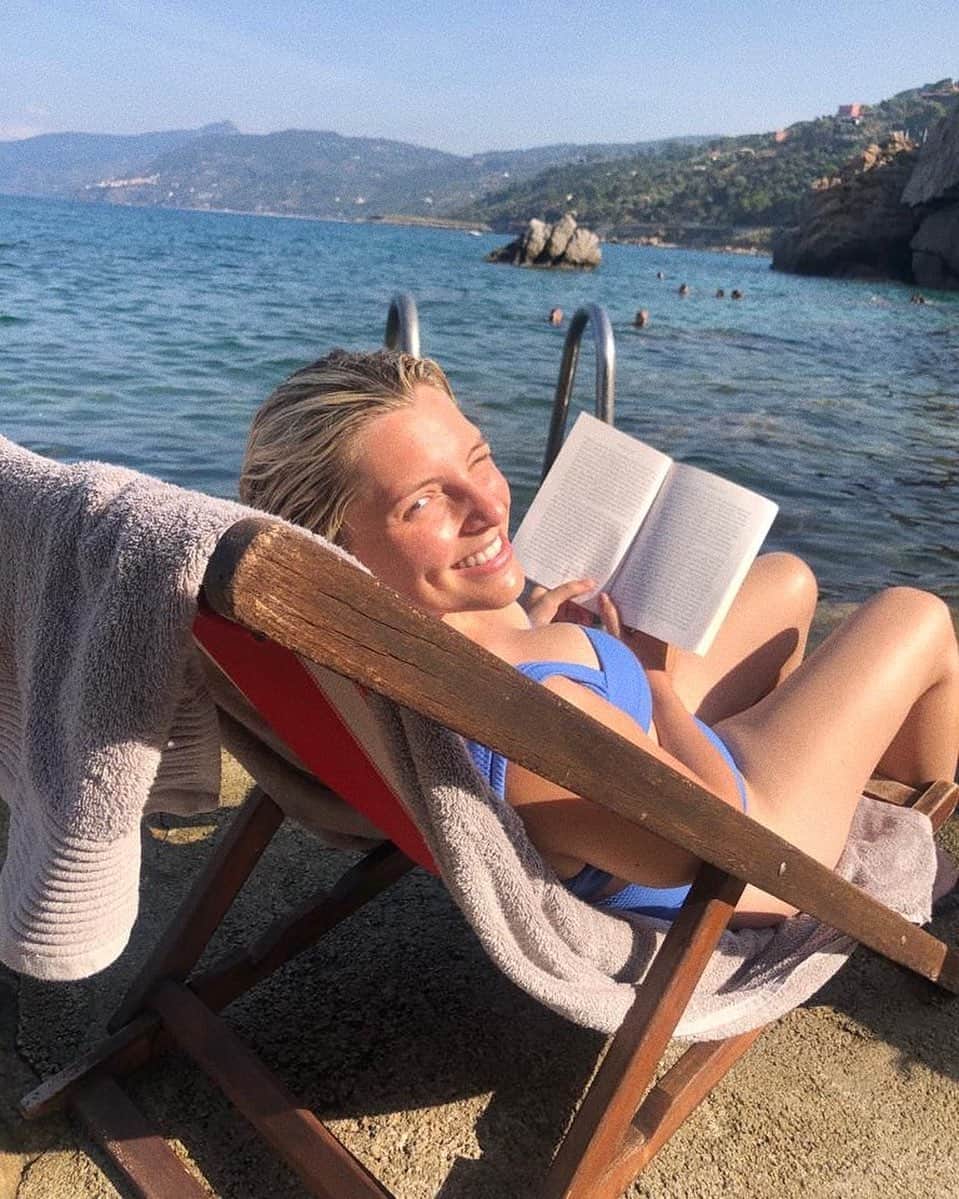 Estée Lalondeのインスタグラム：「Currently reading 📖 No One Belongs Here More Than You by @mirandajuly 💛」