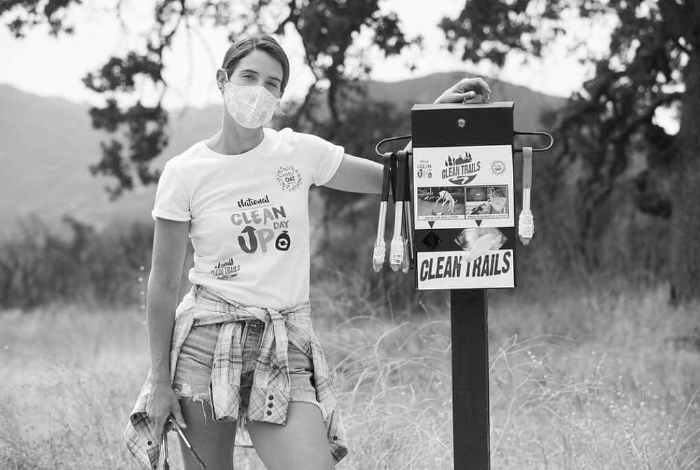 コビー・スマルダーズのインスタグラム：「Wowza! Just learned that on #NationalCleanUpDay, we picked up 3 million pounds of trash for @CleanTrails across the US. YOU did that! Yay for the hard work of over 450,000 people who helped clean up our trails and @PlanetOat for working to help the environment. When we work together, we can do amazing things for this planet. More info at the link in my bio #PlanetOatProject #StopLittering」