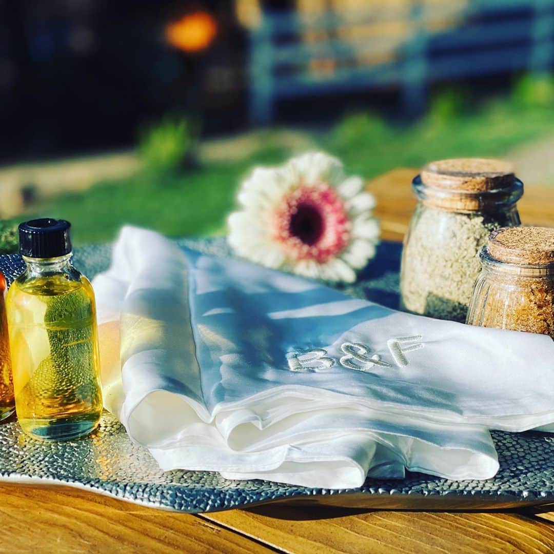 ケリスのインスタグラム：「We did a Minnie restock for all you skin care lovers !!!! Get your GOLD MINE self care box now . It’s really limited and there won’t be anymore of this box once these are gone !!!!!! Oatmeal Rose - oatmeal, argan oil, Rosehill oil, grapeseed oil, dead sea salt, castor oil, vitamin E, coconut oil, almond oil, fresh Colombian and Ecuadorian roses, rose  Lemon Scrub - brown sugar, lemon juice, lemon rind, dead sea salt, rosehip oil, jojoba oil, tamanu oil, vitamin E, almond oil, coconut oil, apricot water kernel oil」